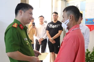 Đề xuất khen thưởng cho bảo vệ và người dân bắt cướp ở ngân hàng 