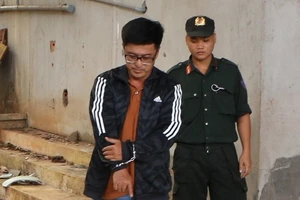 Tài xế rút ruột gần 13 tấn hạt điều trị giá 1,5 tỷ đồng