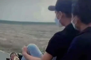 Lái xe bằng chân để quay clip đăng lên mạng 