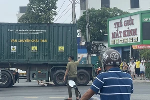 Bình Dương: Nam thanh niên chết thảm dưới gầm xe container