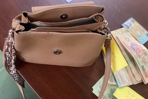 Thanh niên trả lại túi xách có nhiều tiền cho người đánh rơi