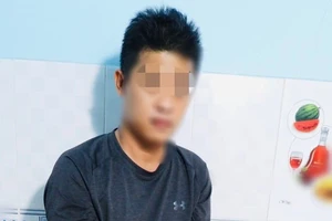 1 phụ nữ đang chạy xe máy thì bị cướp vật ngã lấy giỏ xách