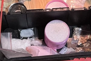 Công an Bình Dương phối hợp TP.HCM bắt 2 người giấu hơn 2 kg ma túy 