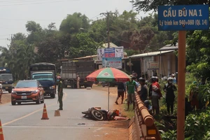 Bình Phước: 2 vợ chồng gặp nạn thương tâm dưới gầm xe tải