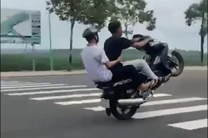 2 học sinh chạy 'bốc đầu' xe máy bị công an mời lên làm việc