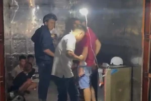 Băng cướp nhí bị bắt khi đang ăn mừng trong thùng container
