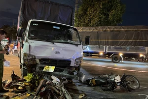 Xe tải tông nhiều người đang dừng đèn đỏ, kéo lê trên đường