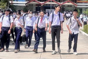 Bình Dương: Giao thông hỗn loạn tại điểm thi vào lớp 10 trên Quốc lộ 13