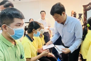 Chủ tịch tỉnh Bình Dương thăm tặng quà cho công nhân khó khăn, bị bệnh hiểm nghèo
