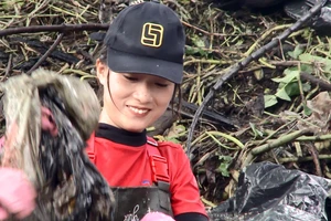 Nhóm bạn trẻ ở Bình Dương dầm mình xuống dòng kênh "thối" vớt rác