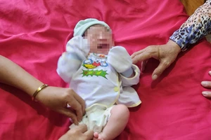 1 người đàn ông mang bé trai vài ngày tuổi bỏ trước cổng chùa