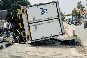 Bình Dương: Ô tô tải lao lên dải phân cách sau khi tông người đi xe máy