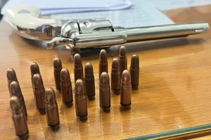 Bình Dương: Bắt giữ thanh niên mang súng đạn đi bán