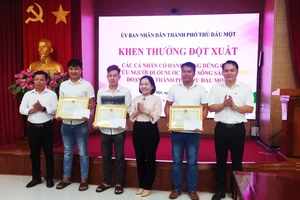 Bình Dương: Khen thưởng ba thanh niên cứu hai mẹ con đuối nước