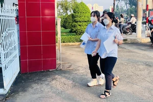 Thí sinh Bình Dương tranh thủ ăn sáng, ôn thi trên đường đi thi tốt nghiệp THPT 2023