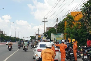 Đang sửa mái hiên, nghi chạm dây điện rơi xuống đất tử vong