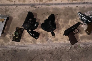 Bình Phước: Mang súng đạn đi bán, 2 nam thanh niên bị bắt