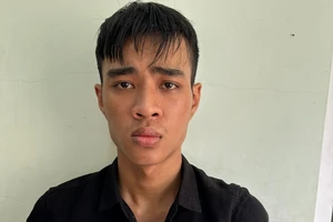 Bình Dương: Bắt nhóm chuyên bán các cô gái trẻ vào karaoke, massage