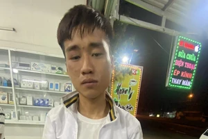 Xin ngủ nhờ rồi lấy luôn điện thoại của bạn