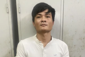 Một công nhân trốn truy nã nhưng vẫn thách công an bắt được mình