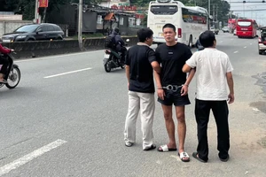 Bình Dương: Kẻ cướp giật dây chuyền kéo 3 người trong gia đình ngã xuống đường