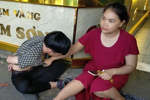 Bình Dương: Người dân truy đuổi, bắt kẻ giả vờ mua vàng rồi giật chạy