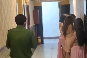 Bắt nhóm giam lỏng các cô gái để làm tiếp viên quán karaoke