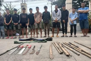 Nhóm thanh niên mang dao, kiếm đi hỗn chiến thì gặp công an