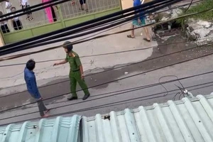 Học sinh và giáo viên hú vía vì nam thanh niên cầm dao đứng trước cổng trường