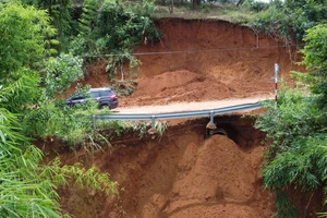 Nguy cơ đứt gãy tuyến đường nối Bình Phước - Lâm Đồng vì sạt lở
