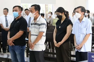 Hoãn phiên xử cựu giám đốc Sở LĐ-TB&XH Bình Dương vì vắng 13 bị cáo và kiểm sát viên