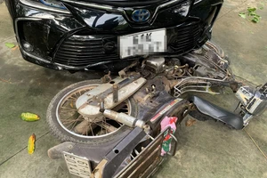 Bình Dương: Nữ tài xế lái ô tô kéo lê xe máy trên đường