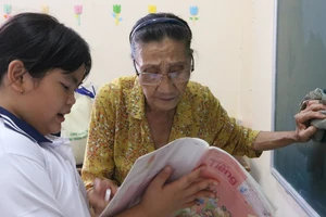 Cô giáo 75 tuổi bán vé số, dạy trò nghèo được vinh danh 