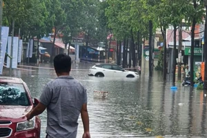 Mưa lớn, nhiều đoạn đường ở Bình Dương ngập nặng