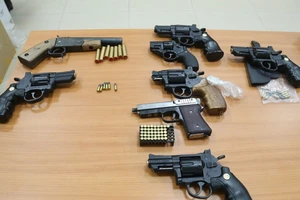 Phá đường dây chế tạo và bán súng qua mạng ở Bình Dương