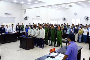 Hàng trăm người đến dự phiên tòa vụ 'vẽ dự án ma' lừa đảo hơn 162 tỉ đồng ở Bình Dương 