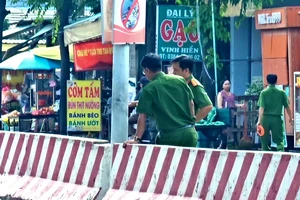 3 nam thanh niên ở Bình Dương chạy xe máy lao vào cột đèn đường tử vong