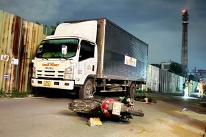 Bình Dương: Lao vào xe tải đậu bên đường, nam thanh niên tử vong