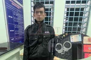 1 nam thanh niên giả cảnh sát cơ động