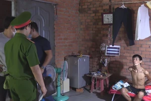 Chiến 'liếm dĩa' đang bán ma túy cho hàng chục con nghiện thì bị bắt