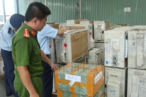 Phát hiện 2 container hàng điện tử không rõ nguồn gốc nhập vào Việt Nam