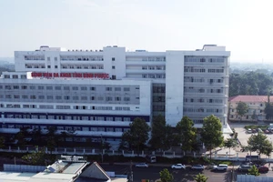 Bình Phước: Nam thanh niên rơi từ lầu cao tại bệnh viện xuống sân tử vong