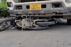 Bình Dương: Xe bồn húc văng nhiều xe máy đang chờ đèn đỏ