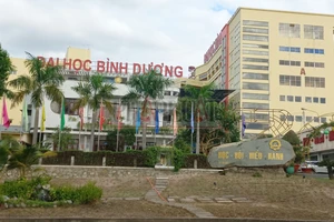 Nam sinh rơi từ tầng cao của Đại học Bình Dương xuống sân trường