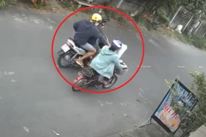 Bình Dương: Hai thanh niên giật dây chuyền vàng bỏ trốn vẫn không thoát