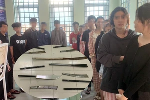 Hàng chục thanh niên thủ dao kiếm để đánh nhau 