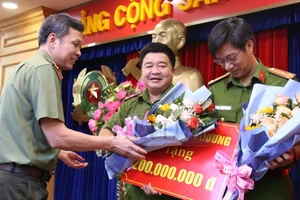 Phá án ma túy ở Bình Dương, công an được tỉnh ủy thưởng nóng 300 triệu đồng