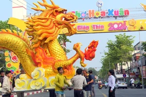 Bình Dương: Linh vật rồng khổng lồ xuống phố đi bộ phun nước, người dân phấn khích