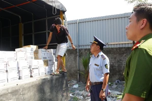 Hơn 15.000 chai rượu ngoại được giấu trên ba xe ô tô