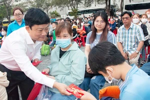 Chủ tịch tỉnh Bình Dương lì xì và tiễn công nhân về quê đón Tết